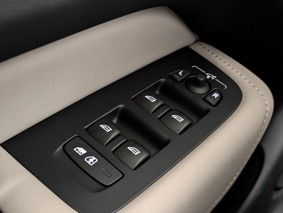 2026 Volvo XC60 B5 AWD Plus Dark Theme-23
