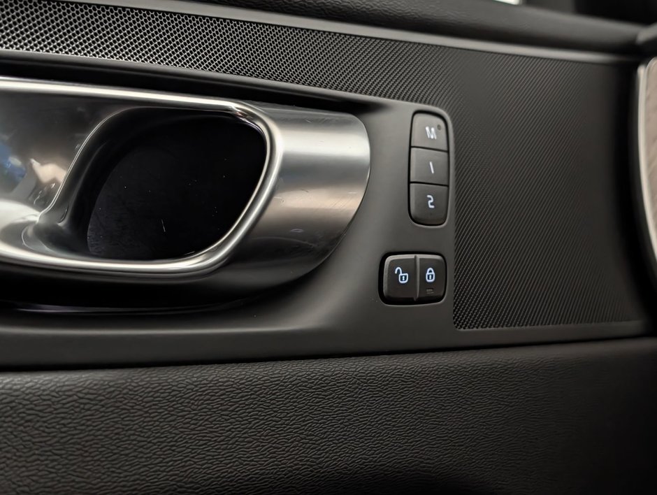 2026 Volvo XC60 B5 AWD Plus Dark Theme-22