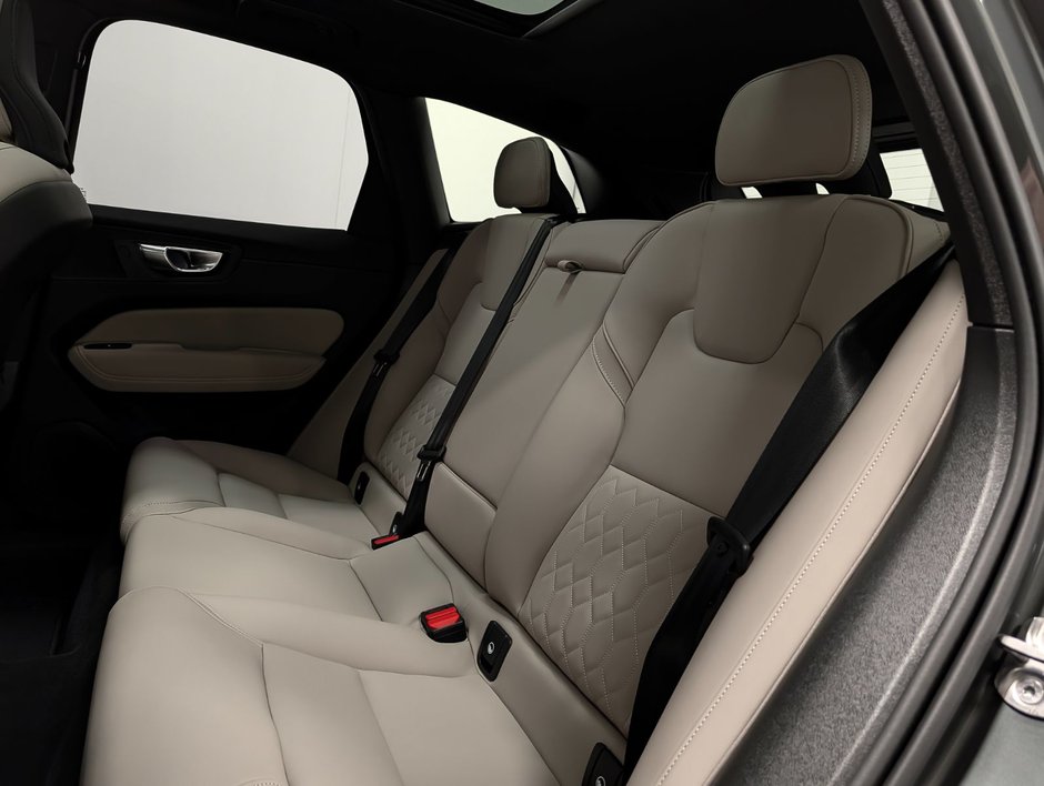 2026 Volvo XC60 B5 AWD Plus Dark Theme-10