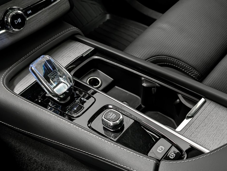 2025 Volvo XC90 Plug-In Hybrid T8 AWD Ultra Bright Theme 7-Seater-17