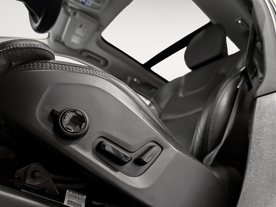 2025 Volvo XC90 Plug-In Hybrid T8 AWD Ultra Bright Theme 7-Seater-9