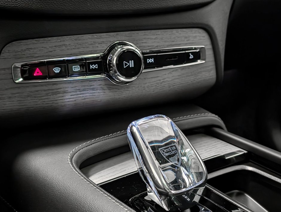 2025 Volvo XC90 Plug-In Hybrid T8 AWD Ultra Bright Theme 7-Seater-16