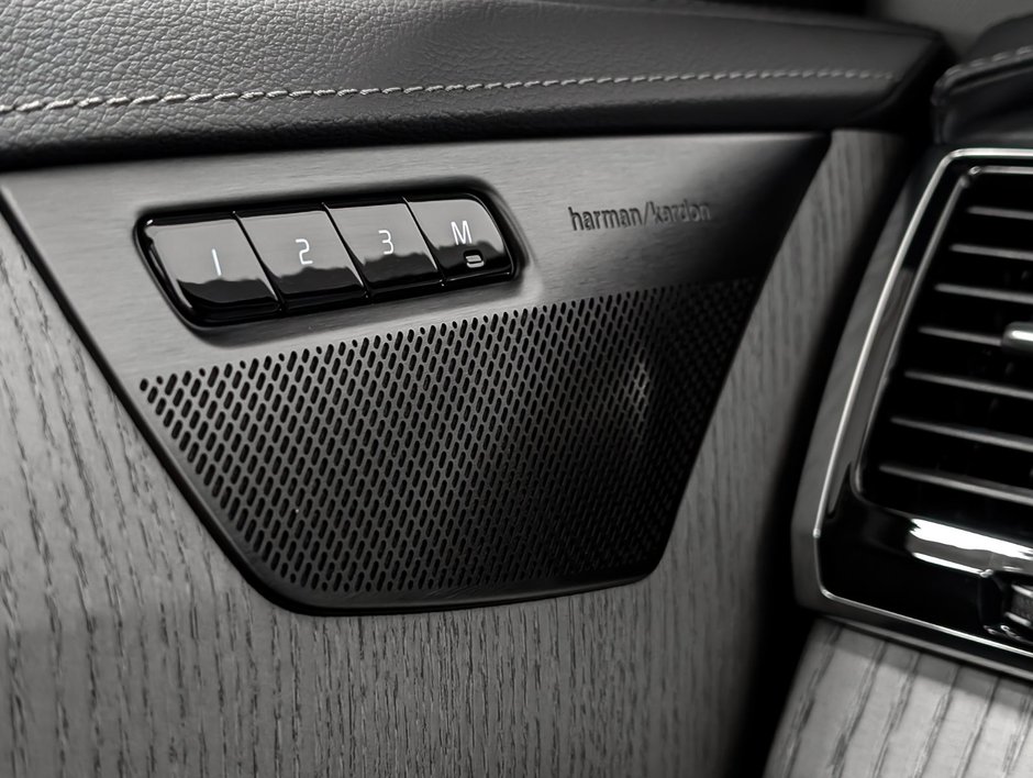 2025 Volvo XC90 Plug-In Hybrid T8 AWD Ultra Bright Theme 7-Seater-23