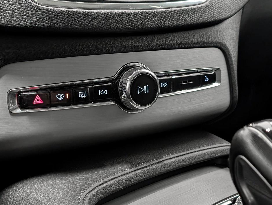 2020 Volvo XC90 T6 AWD Momentum (7-Seat)-16