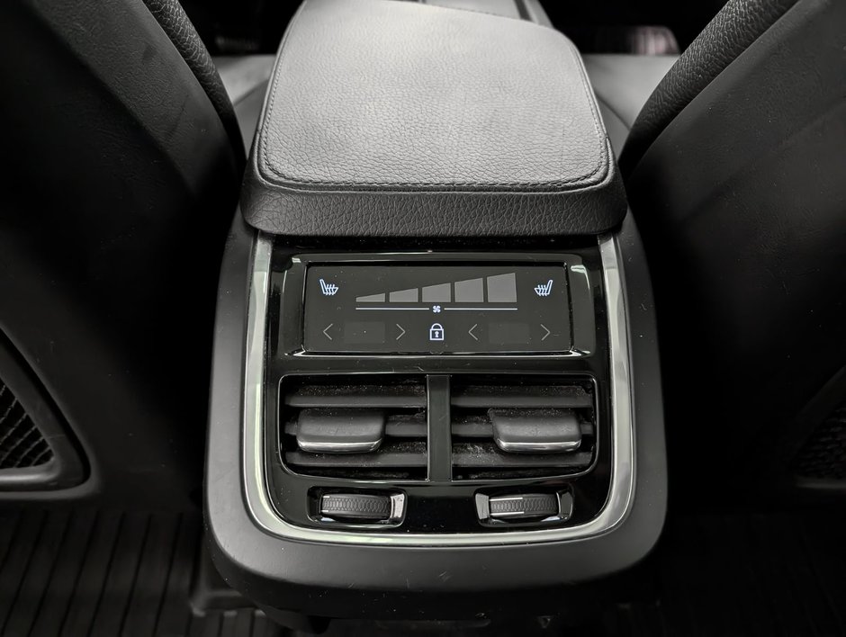2020 Volvo XC90 T6 AWD Momentum (7-Seat)-11