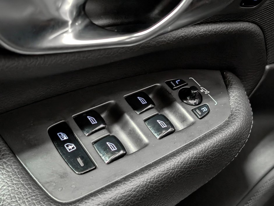 2020 Volvo XC90 T6 AWD Momentum (7-Seat)-23
