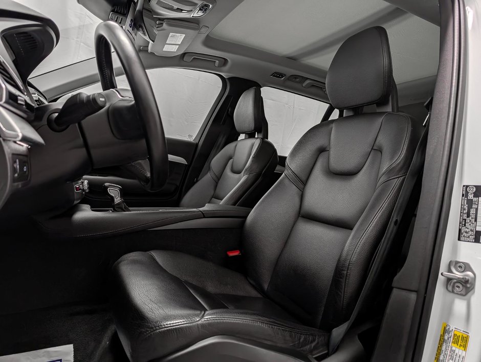 2020 Volvo XC90 T6 AWD Momentum (7-Seat)-8