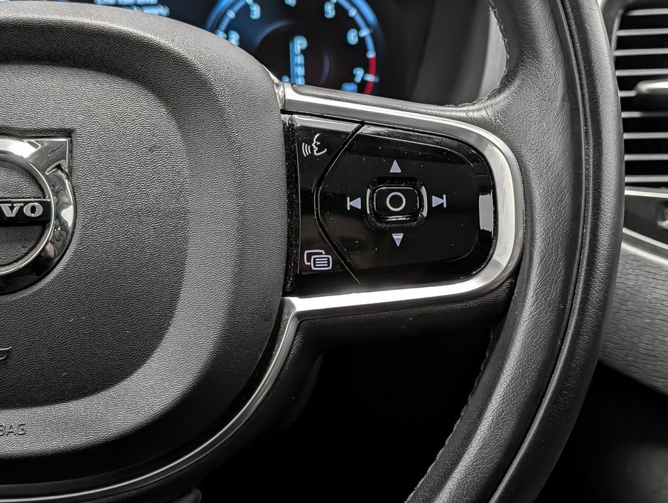 2020 Volvo XC90 T6 AWD Momentum (7-Seat)-18