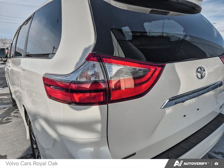 2020 Toyota Sienna XLE-10