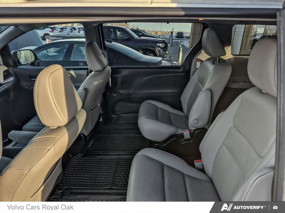 2020 Toyota Sienna XLE-22