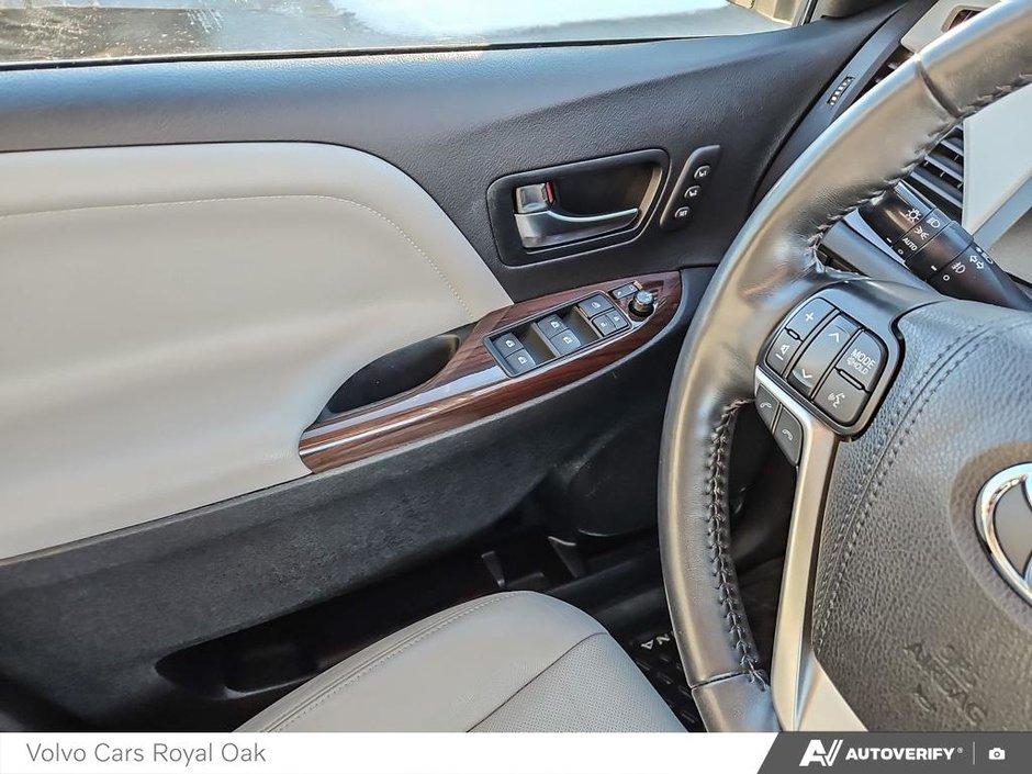 2020 Toyota Sienna XLE-16