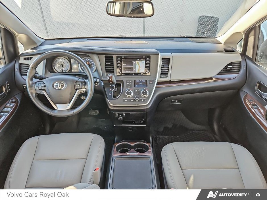 2020 Toyota Sienna XLE-23