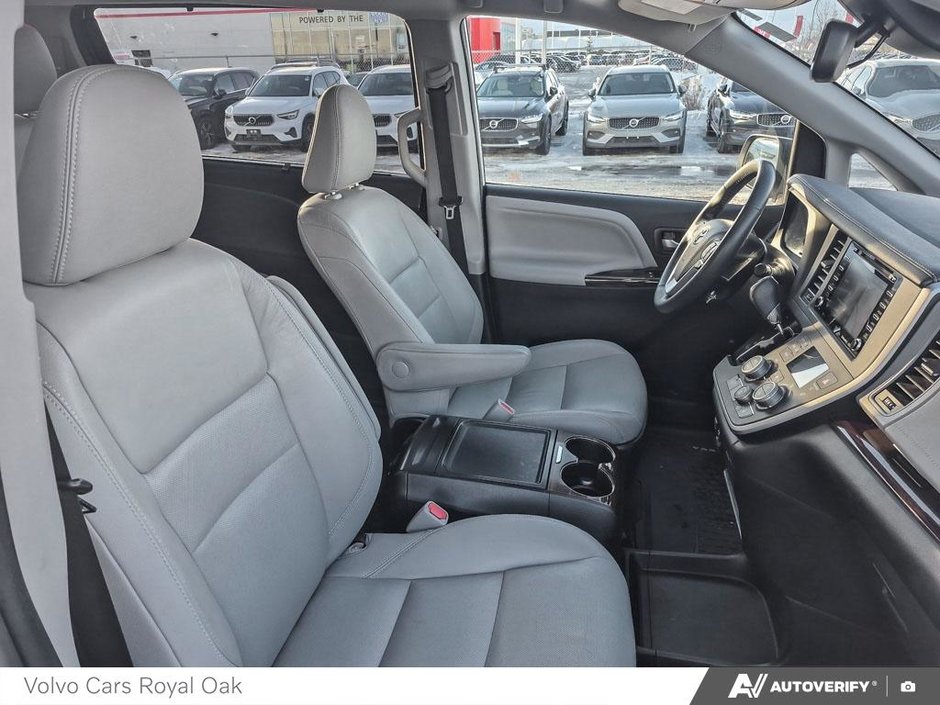 2020 Toyota Sienna XLE-21