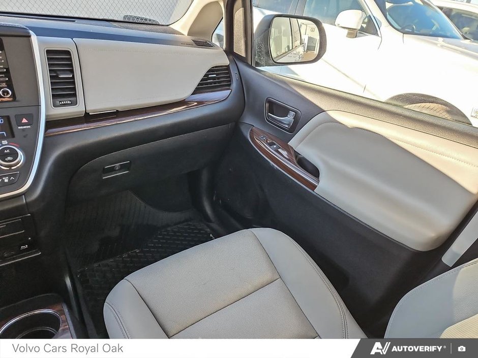 2020 Toyota Sienna XLE-24