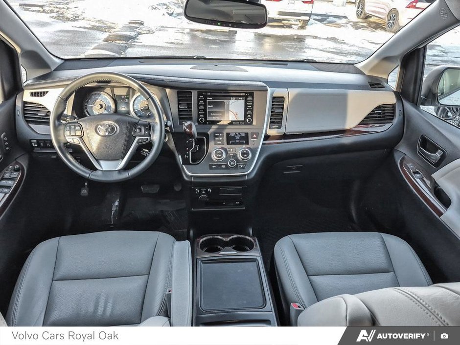 2020 Toyota Sienna XLE-23