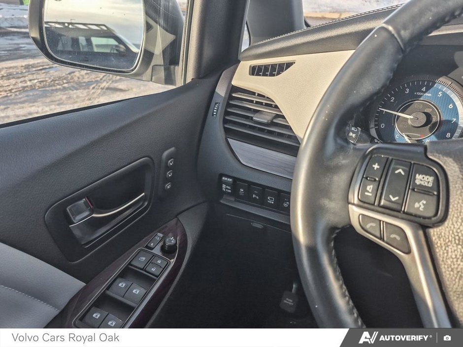 2020 Toyota Sienna XLE-16