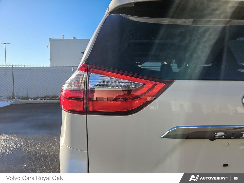 2020 Toyota Sienna XLE-10