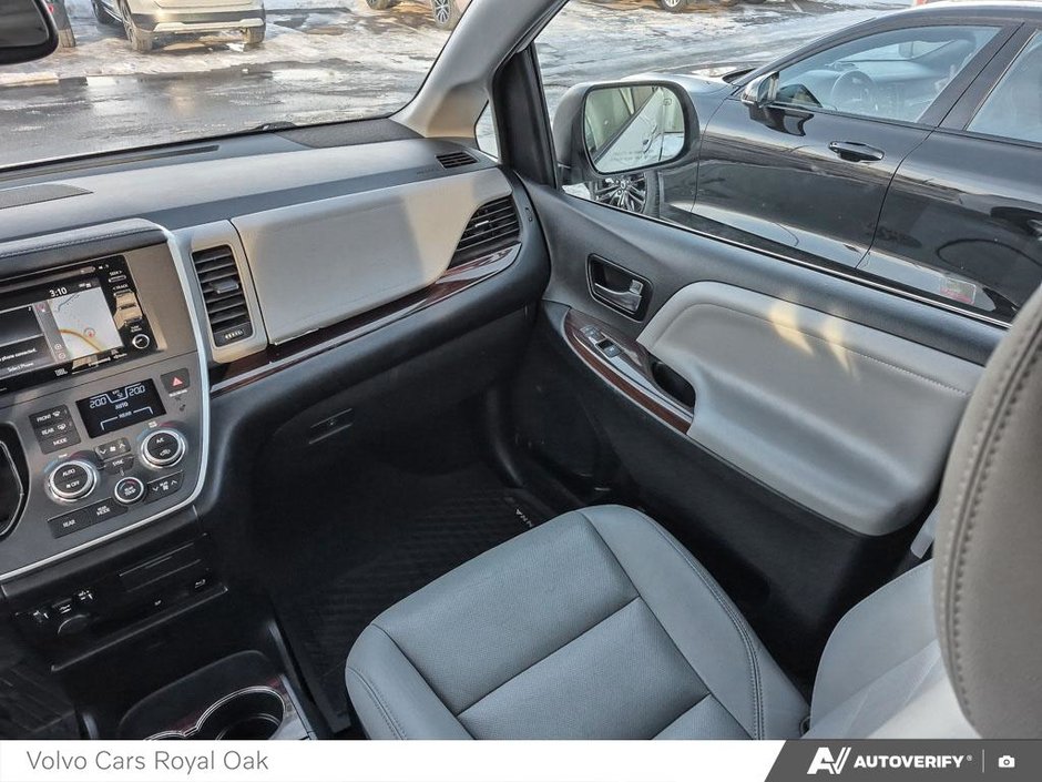 2020 Toyota Sienna XLE-24