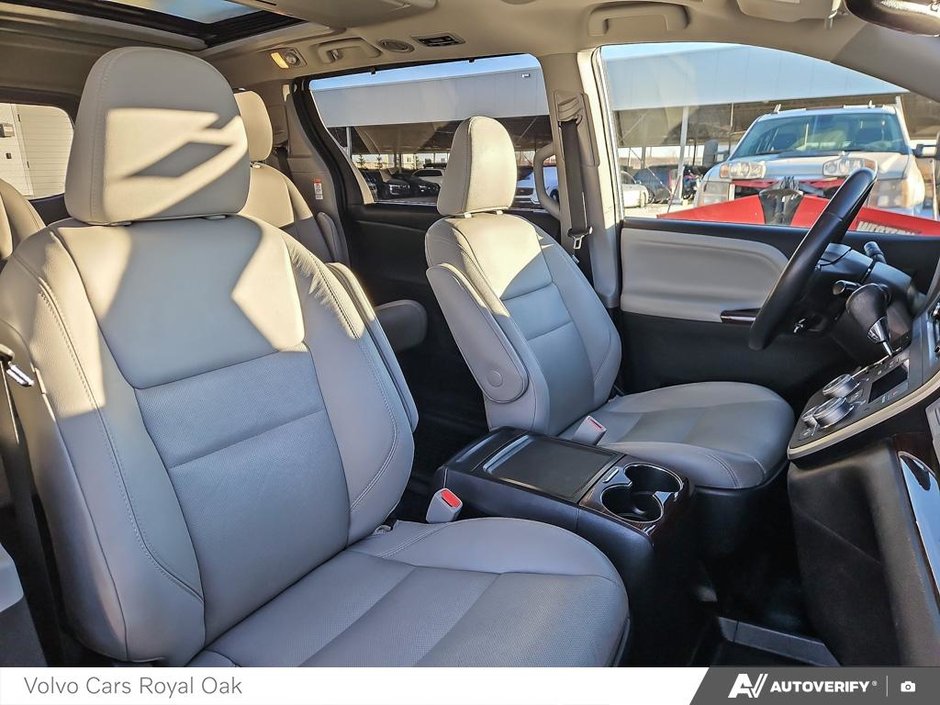 2020 Toyota Sienna XLE-21