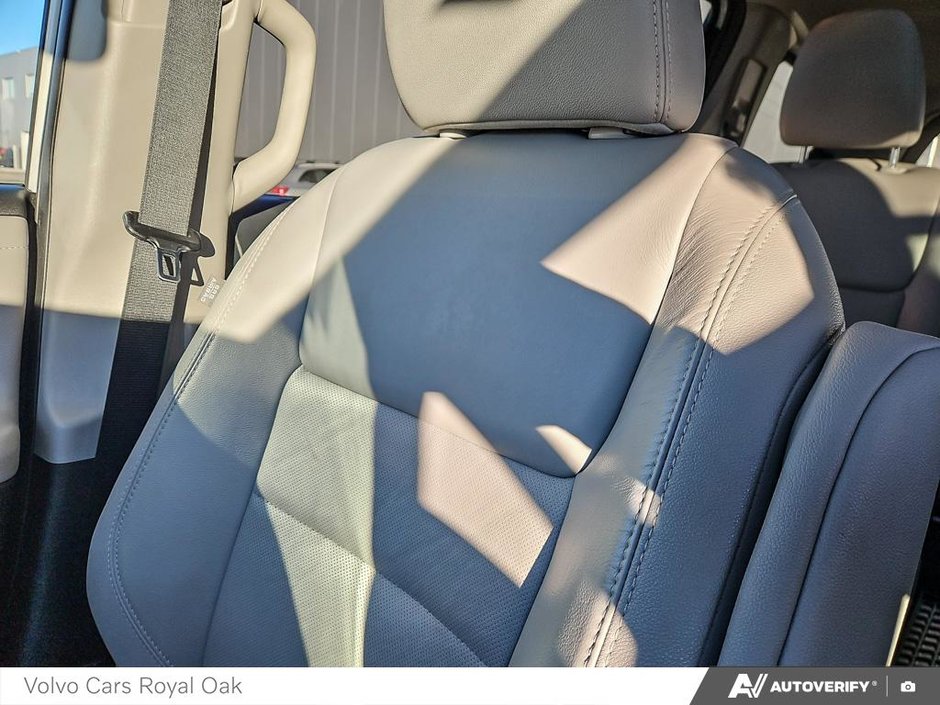 2020 Toyota Sienna XLE-19