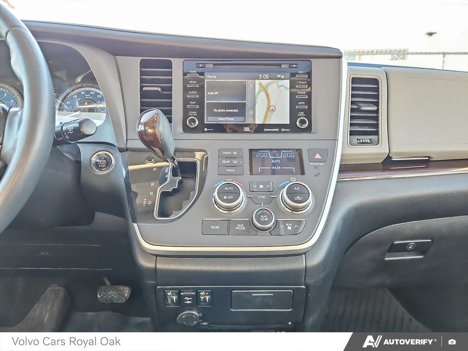 2020 Toyota Sienna XLE-18