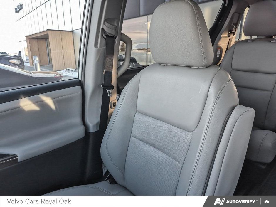 2020 Toyota Sienna XLE-19