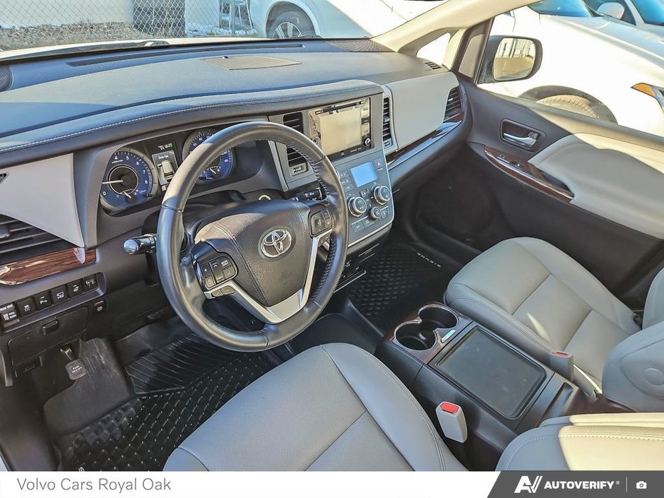 2020 Toyota Sienna XLE-12