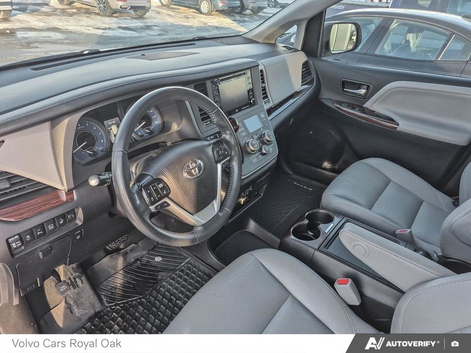 2020 Toyota Sienna XLE-12