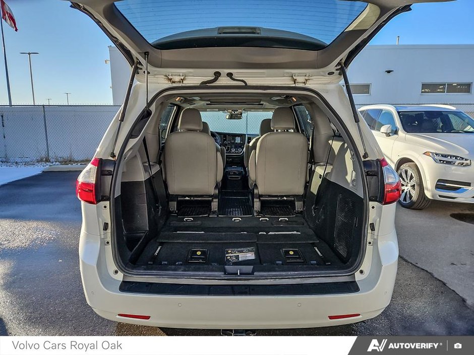 2020 Toyota Sienna XLE-11