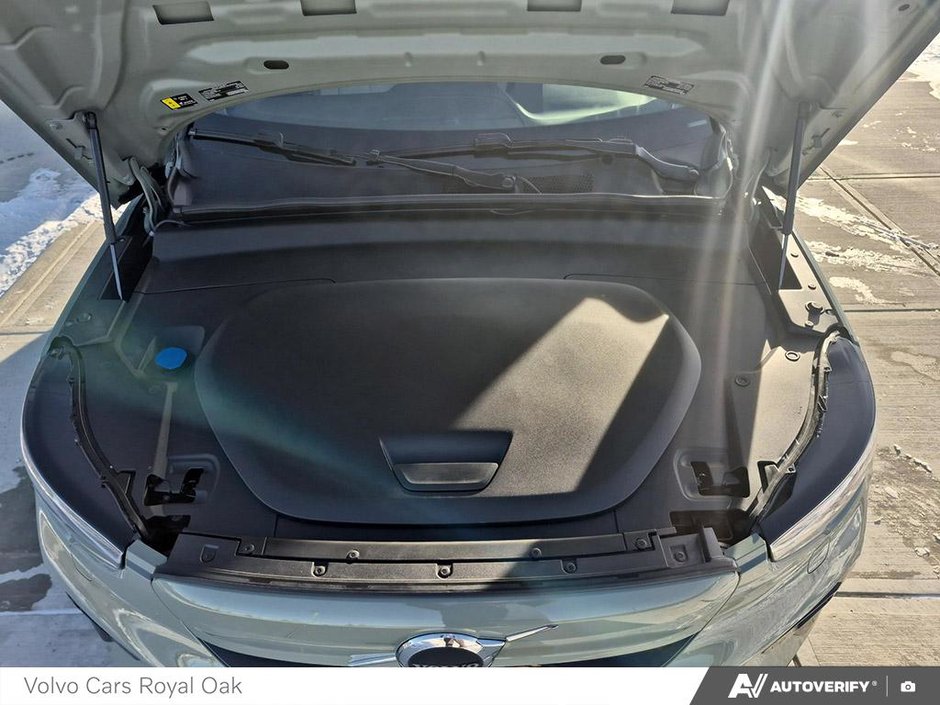 2025 Volvo EC40 Ultra-9