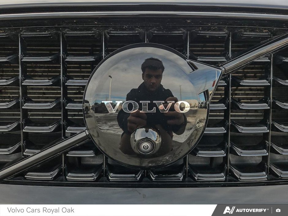 2025 Volvo S60 Plug-In Hybrid Ultra Black Edition-8