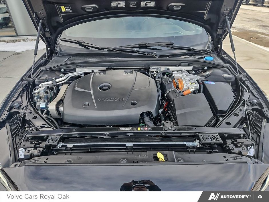 2025 Volvo S60 Plug-In Hybrid Ultra Black Edition-9