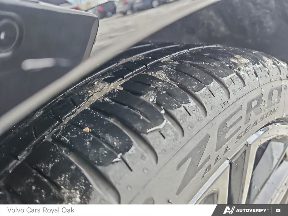 2025 Volvo S60 Plug-In Hybrid Ultra Black Edition-6