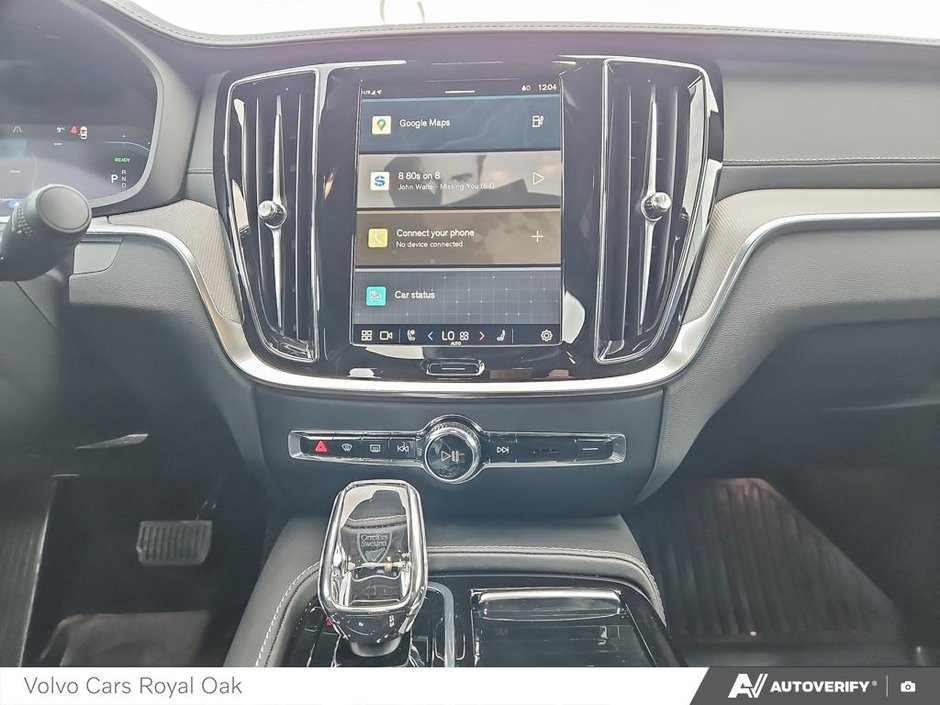 2025 Volvo S60 Plug-In Hybrid Ultra Black Edition-18