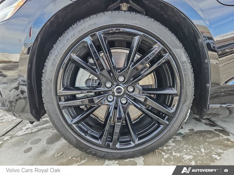 2025 Volvo S60 Plug-In Hybrid Ultra Black Edition-5