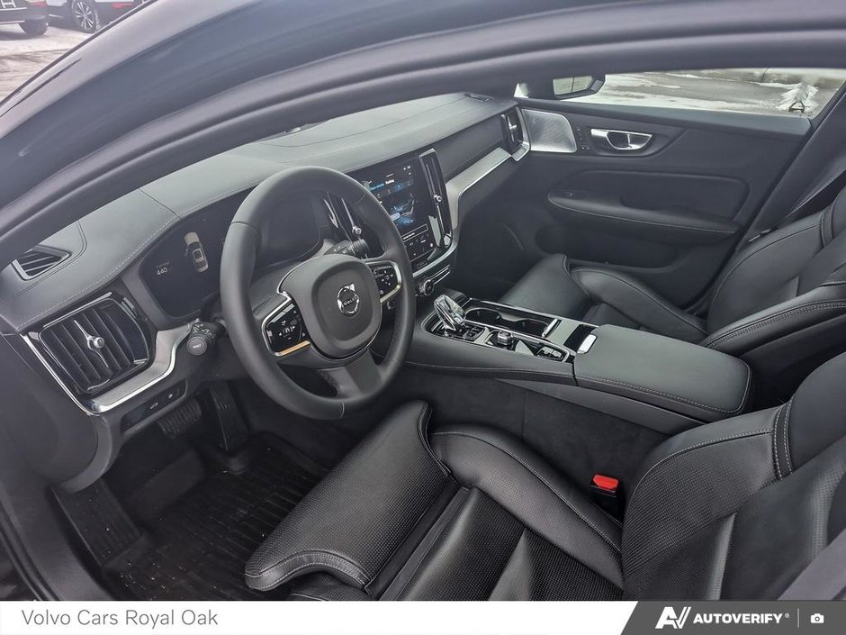 2025 Volvo S60 Plug-In Hybrid Ultra Black Edition-12