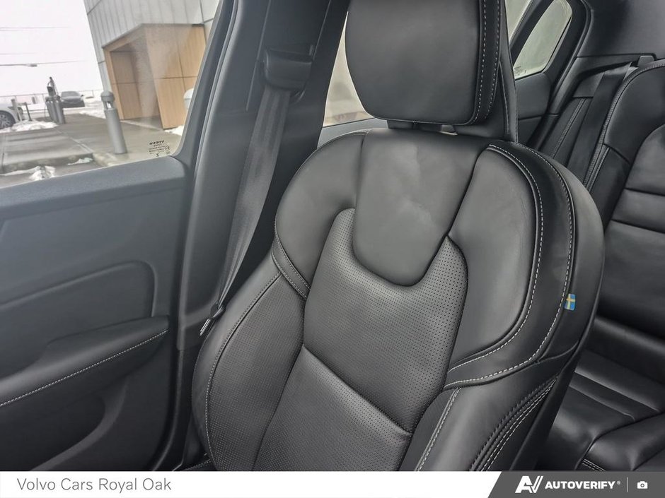 2025 Volvo S60 Plug-In Hybrid Ultra Black Edition-19