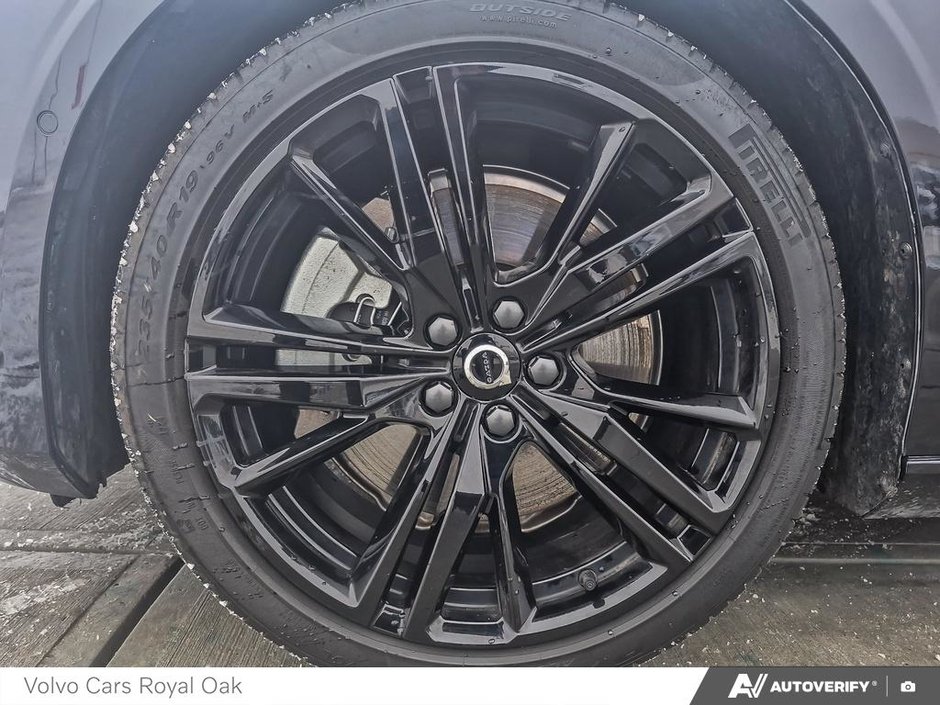 2025 Volvo S60 Plug-In Hybrid Ultra Black Edition-5