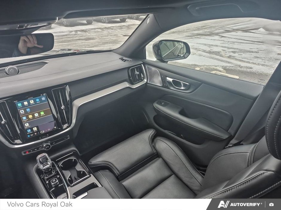 2025 Volvo S60 Plug-In Hybrid Ultra Black Edition-24