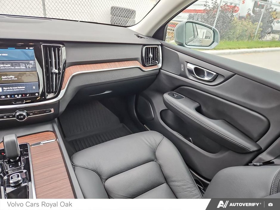 2025 Volvo V60 Cross Country Core-24