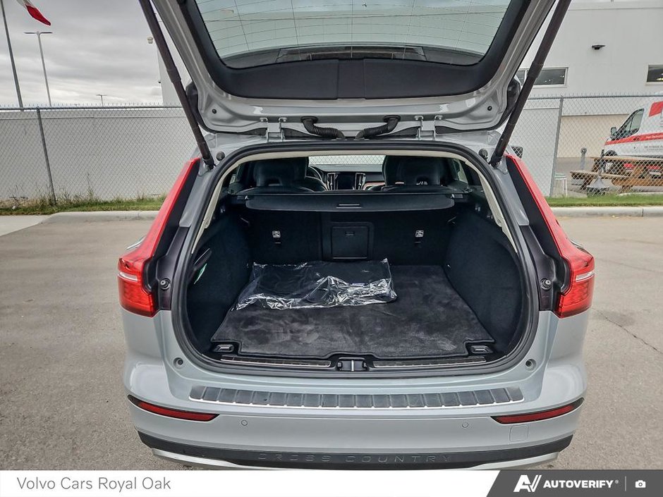 2025 Volvo V60 Cross Country Core-11