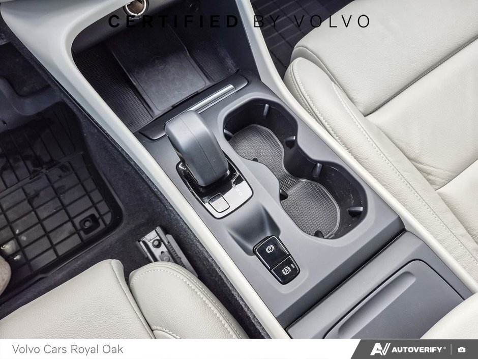 2022 Volvo XC40 Momentum-17