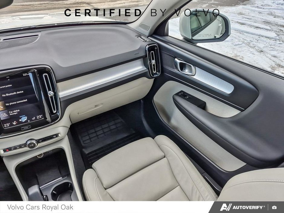 2022 Volvo XC40 Momentum-24