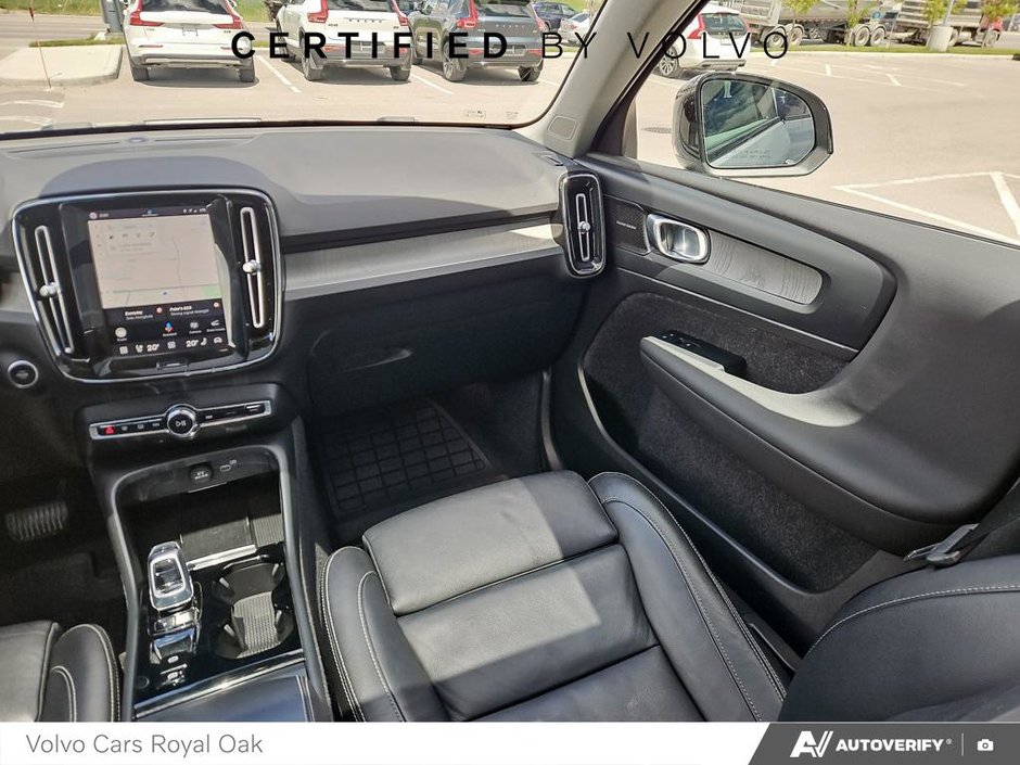 2023 Volvo XC40 Plus Dark Theme-24
