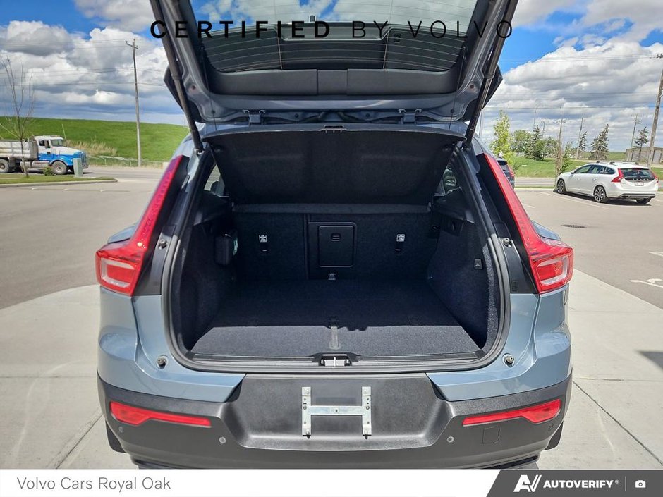 2023 Volvo XC40 Plus Dark Theme-11