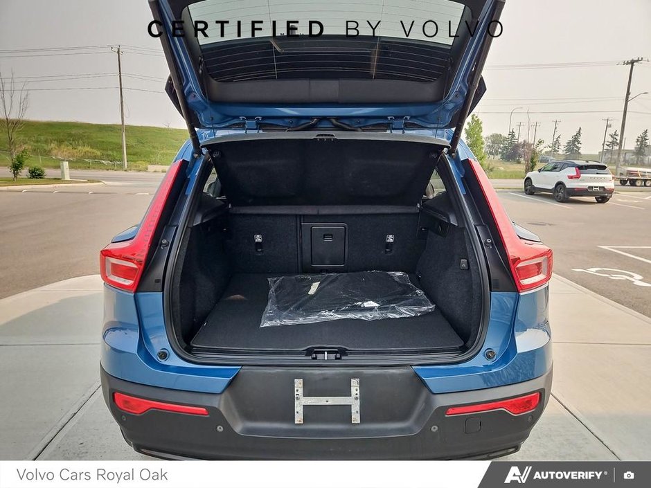 2023 Volvo XC40 Ultimate Dark Theme-11