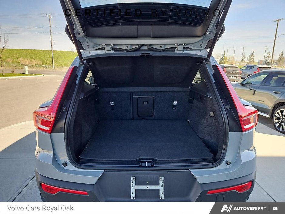 2024 Volvo XC40 Ultimate Dark Theme-11