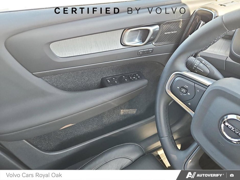 2024 Volvo XC40 Ultimate Dark Theme-16