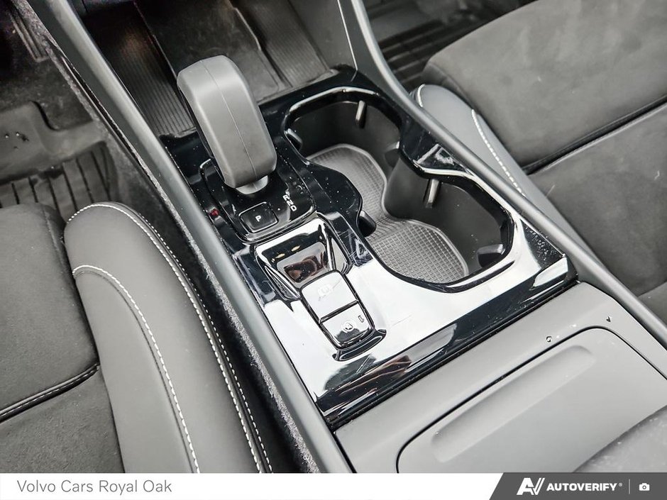 2025 Volvo XC40 Ultra Dark Theme-17