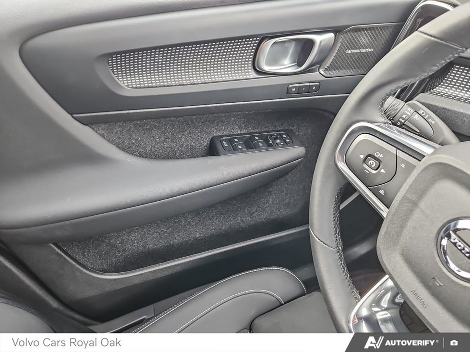 2025 Volvo XC40 Ultra Dark Theme-16